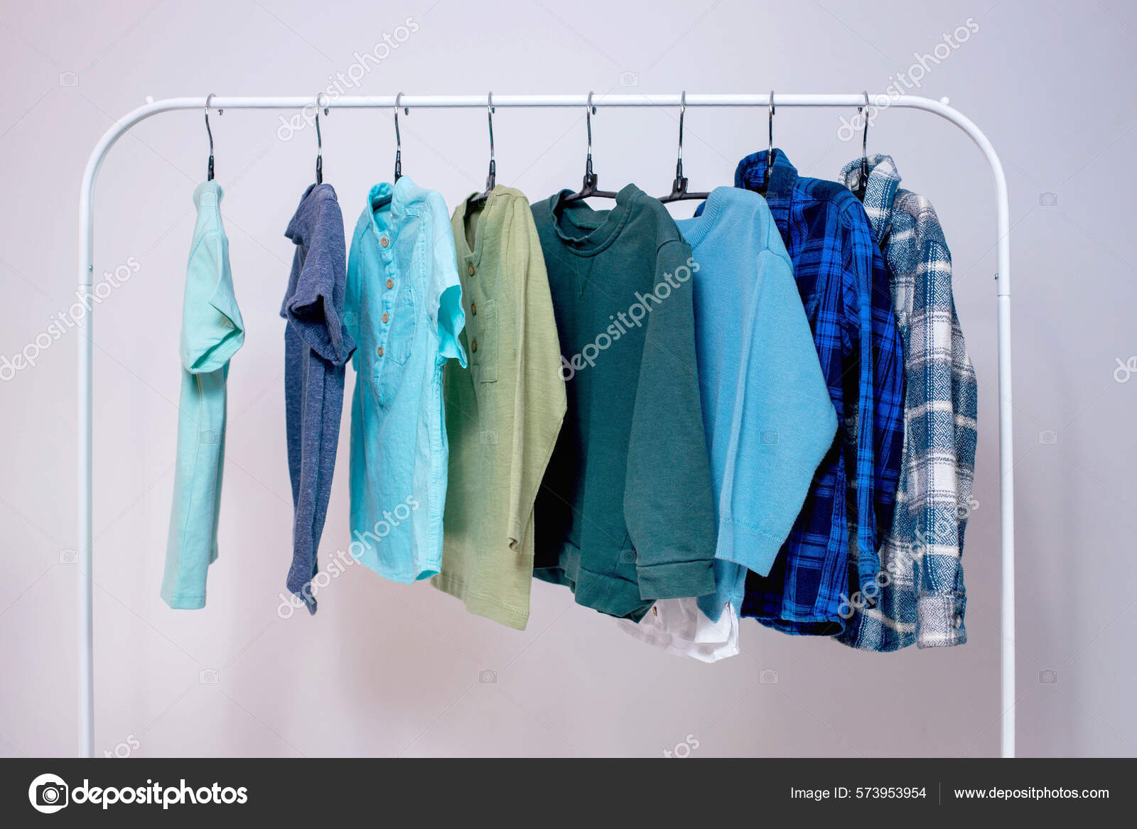 https://st.depositphotos.com/6844612/57395/i/1600/depositphotos_573953954-stock-photo-rack-stylish-children-clothes-hangers.jpg