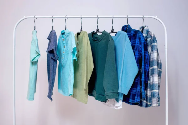 Rack Met Stijlvolle Kinderkleding Aan Hangers Voor Een Kleuter Kleerkast — Stockfoto