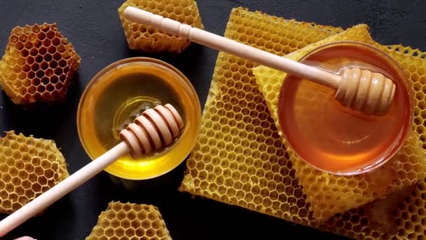 蜂蜜滴下 木製のスプーンから注ぐ 新鮮な黄金の蜂蜜を液体 ハニーコムだ 健康的な有機蜂蜜 — ストック動画