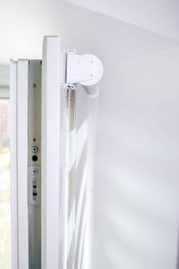 Tnaninny roller mekanizması kapalı alanda panjurları kapatır. İkili pencere kaydırma sistemi gece gündüz