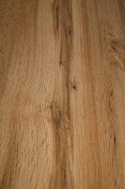 Ahşap arka plan dokusu. Eskimiş düğümlü tahtanın açık kahverengi yüzeyi doğal renkte..