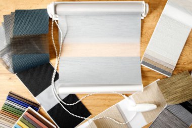 Kumaş perdeleri için kumaş seçimi için katalog şeklinde farklı doku ve renk örnekleri. Gece gündüz kör örnekleri.