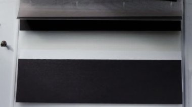 Katalogda jaluzi ya da pencere perdeleriyle gezinen bir kadın. İkili pencere paten sistemi gece gündüz çalışıyor. Jaluzi seçimi