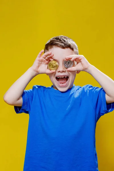 Liten Glad Förskola Pojke Blå Shirt Håller Eterum Och Bitcoin — Stockfoto