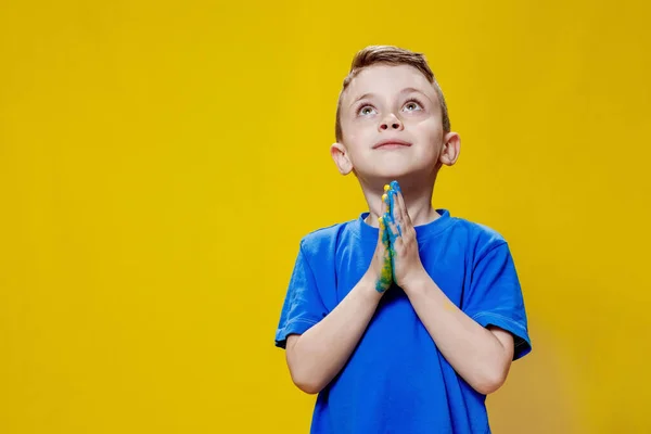 Ukrainska Pojken Ber För Ukraina Barn Mot Krig Pojke Blå — Stockfoto