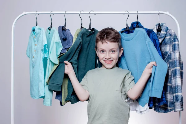 Vorschulkind Steht Den Kleiderbügeln Stellt Kleider Auf Und Wählt Kleidung — Stockfoto