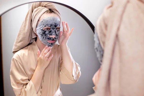 Mujer Joven Aplicando Mascarilla Baño Sonriendo Hermosa Mujer Frente Espejo — Foto de Stock