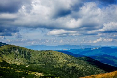 Dağ sırasının inanılmaz manzarası. Dağ manzarası.