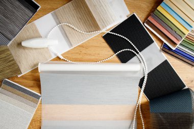 Kumaş perdeleri için kumaş seçimi için katalog şeklinde farklı doku ve renk örnekleri. Gece gündüz kör örnekleri.