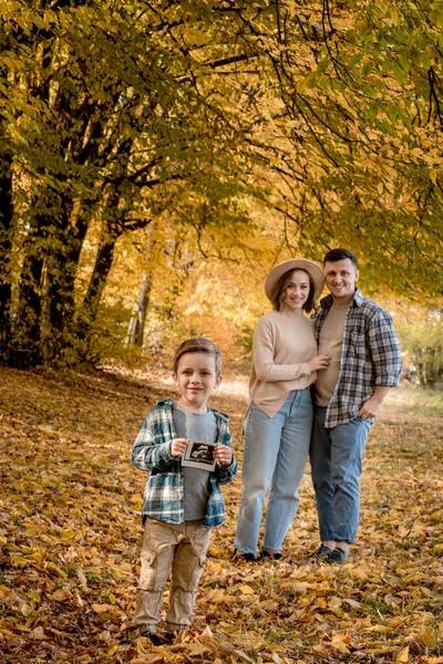 Lycklig Familj Till Man Med Kvinna Och Överraskad Son Som — Stockfoto