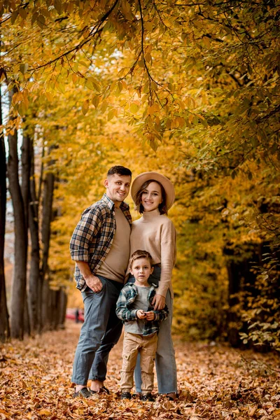 Portrait Happy Young Family Background Autumn Park Mom Dad Son — Stock Photo, Image