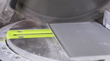 Kurulmadan önce dairesel testerenin süpürgeliğini kesen işçiler.