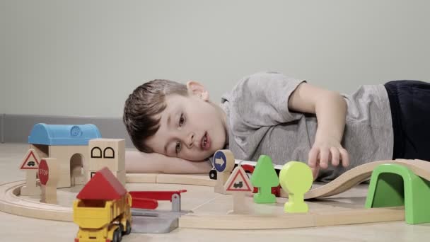 Leuke Jongen Speelt Met Een Houten Trein Neemt Hem Mee — Stockvideo