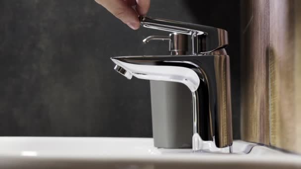 Mão Lentamente Liga Água Torneira Banheiro Água Limpa Limpa Flui — Vídeo de Stock