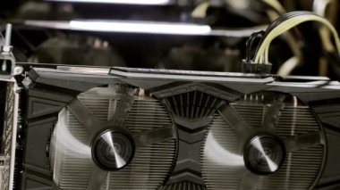 Modern madencilik donanımının detaylarını gpu ile kapatın, bitcoin dijital para oluşturmak için kullanılan grafik kartları. Hayranları olan elektronik cihazlar. Kripto para birimi madencileri.