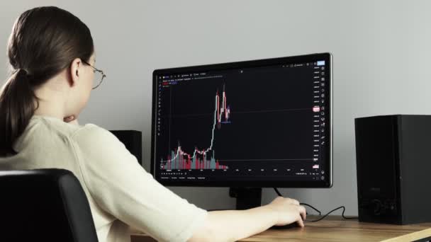 Woman Trader Trades Analyzes Cryptocurrency Market Invests Money While Sitting — Vídeos de Stock
