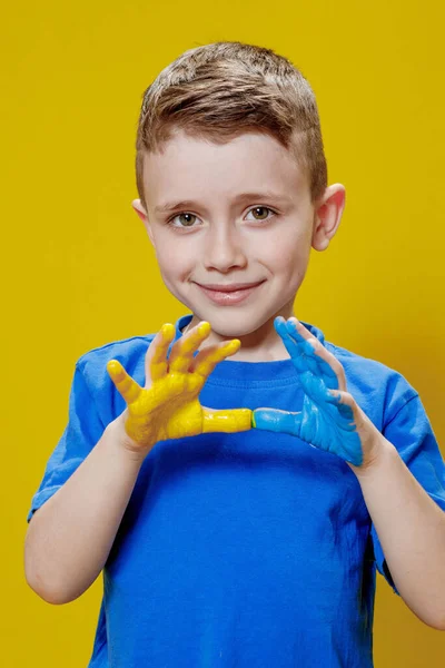 Kleine Gelukkige Jongen Met Geschilderde Handpalmen Geel Blauw Kleuren Van — Stockfoto