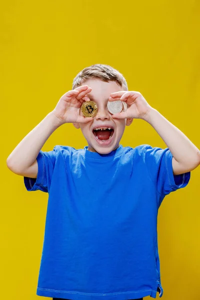 Pequeño Niño Preescolar Feliz Una Camiseta Azul Sosteniendo Etéreo Monedas —  Fotos de Stock