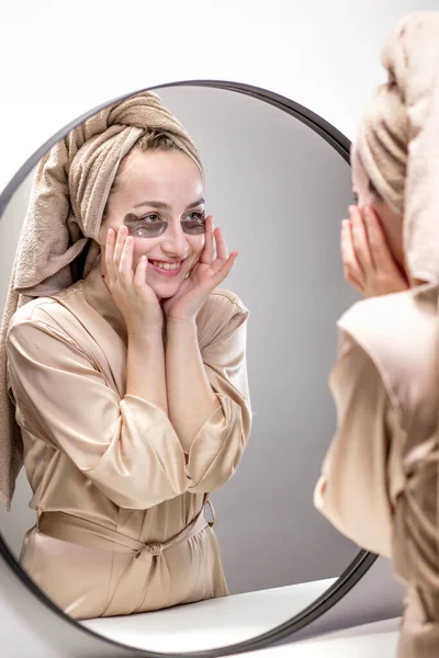 Augenklappen Gegen Schwellungen Falten Augenringe Augenklappen Zufriedene Frau Cremefarbenen Kleid — Stockfoto