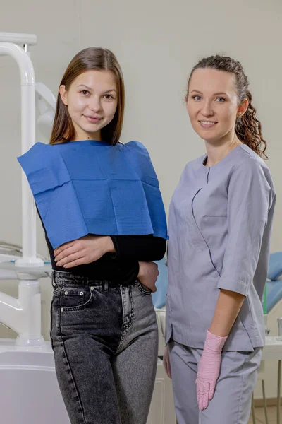 Mladá Atraktivní Pacientka Mladá Zubařka Stojí Usmívá Pozadí Pracoviště Zubního — Stock fotografie