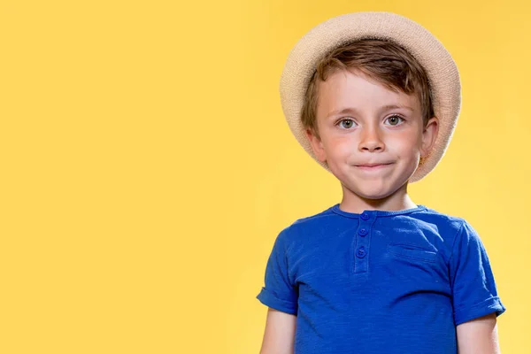 Menino Curioso Uma Camiseta Azul Chapéu Palha Fundo Amarelo Espaço — Fotografia de Stock