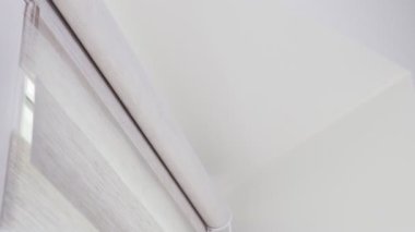 Tnaninny roller 'ın mekanizması kapanıyor. İkili pencere paten sistemi gece gündüz çalışıyor. İçerideki perdeleri kapat.