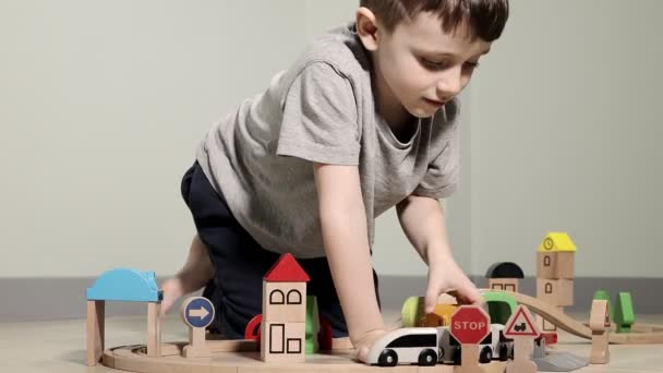 Leuke Jongen Speelt Met Een Houten Trein Neemt Hem Mee — Stockvideo