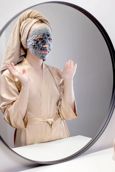 소녀는 욕실에서 마스크를 있습니다 앞에서 치료를 아름다운 — 스톡 사진