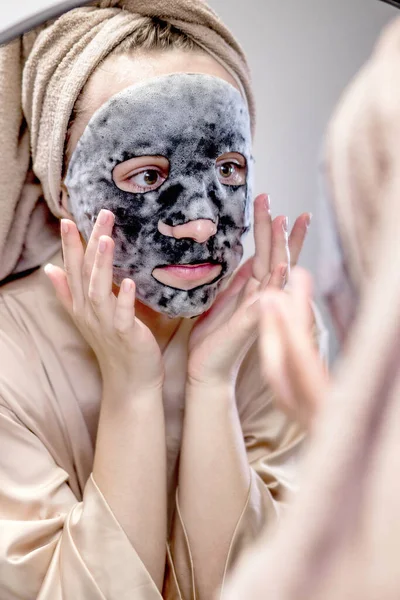 Ung Kvinna Som Applicerar Ansiktsmask Badrummet Och Ler Vacker Kvinna — Stockfoto