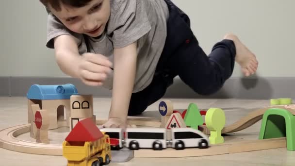 Leuke Jongen Speelt Met Een Houten Trein Neemt Hem Mee — Stockvideo