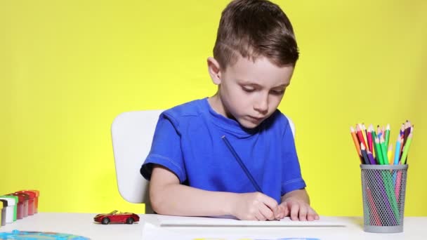 Chlapec Sedí Stolu Kreslí Barevnými Tužkami Kreativní Dítě Předškolák Kreslí — Stock video