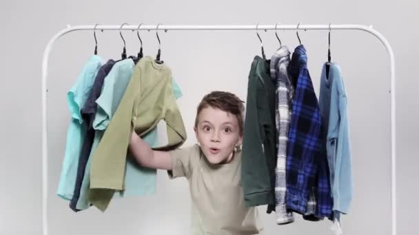 Bambino Appare Dietro Portabiti Ragazzo Guarda Attraverso Sue Camicie Magliette — Video Stock