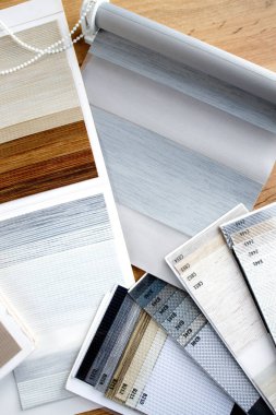 Kumaş perdeleri için kumaş seçimi için katalog şeklinde farklı doku ve renk örnekleri. Gece gündüz kör örnekleri.