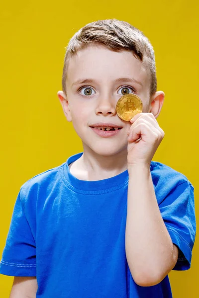 Pequeño Niño Preescolar Feliz Una Camiseta Azul Sosteniendo Bitcoin Delante — Foto de Stock