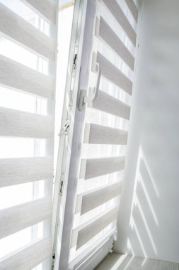 Pencere ikilisi gece gündüz çalışıyor. Kapatın perdeleri.