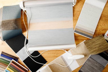 Kumaş perdeleri için kumaş seçimi için katalog şeklinde farklı doku ve renk örnekleri. Gece gündüz kör örnekleri.