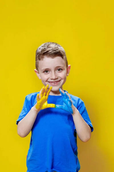 Pequeño Niño Feliz Con Palmas Pintadas Amarillo Azul Los Colores —  Fotos de Stock