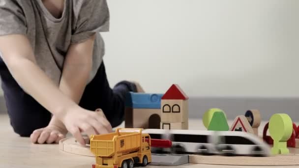 Cute Boy Bawi Się Drewnianym Pociągiem Zabiera Przez Most Loty — Wideo stockowe