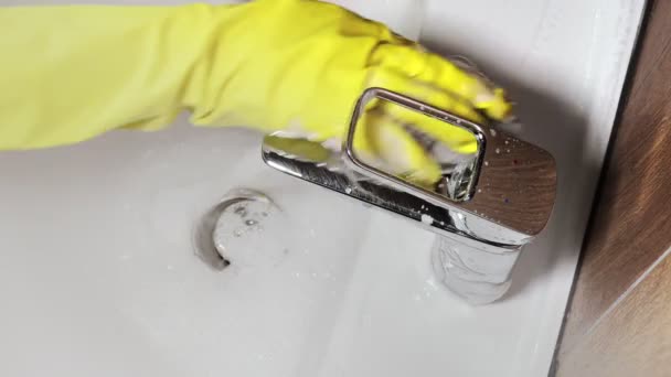 Großaufnahme Einer Frau Handschuhen Die Waschbecken Und Waschbecken Wischt Hausputzkonzept — Stockvideo
