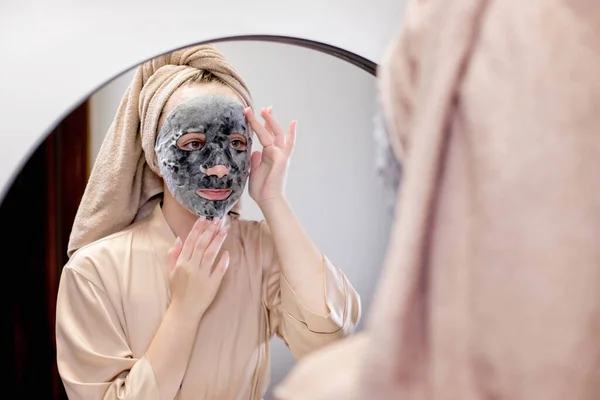 Ung Kvinna Som Applicerar Ansiktsmask Badrummet Och Ler Vacker Kvinna — Stockfoto