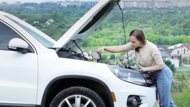 Žena Vytáhne Sondu Motoru Auta Aby Zkontrolovala Hladinu Oleje Žena — Stock video