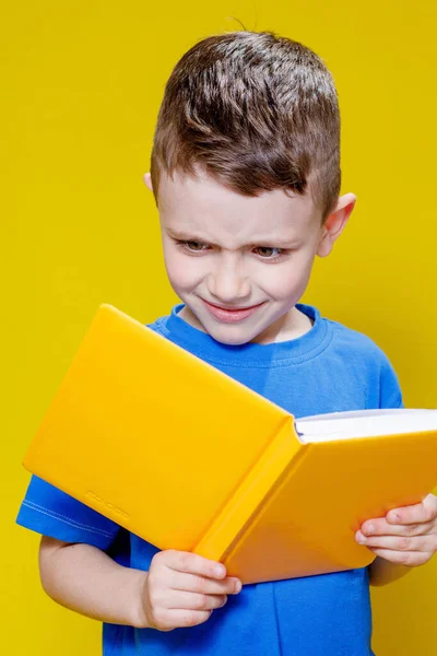 Liten Glad Blond Grönögd Pojke Gammal Snygg Blå Shirt Hålla — Stockfoto