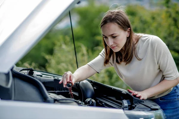 Жінка Витягує Зонд Двигун Автомобіля Щоб Перевірити Рівень Нафти Жінка — стокове фото