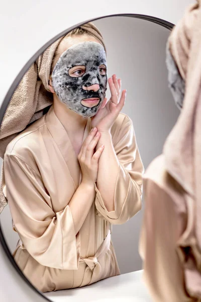 Jonge Vrouw Die Gezichtsmasker Aanbrengt Badkamer Glimlacht Mooie Vrouw Voorkant — Stockfoto