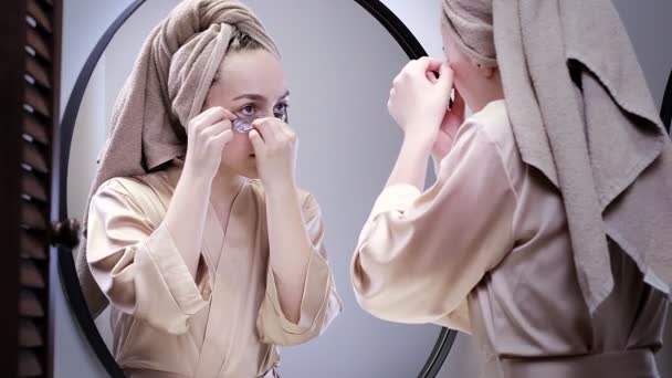 크림색 여자는 욕실에서 거울을 얼룩을 바꿉니다 — 비디오