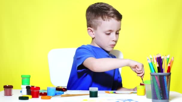 Little Preschooler Boy Sitting Table Drawing Watercolor Paints Sheet Paper — Stockvideo