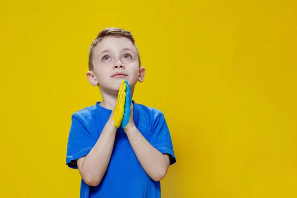 Ukrainian Boy Prays Ukraine Children War Boy Blue Shirt Yellow — Fotografia de Stock