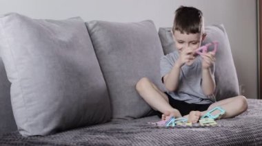 Manyetik inşaatçıyla oynayan küçük bir çocuk. Yaratıcılık gelişimi. Manyetik yapıcı