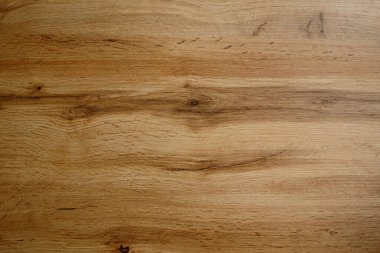 Ahşap arka plan dokusu. Eskimiş düğümlü tahtanın açık kahverengi yüzeyi doğal renkte..