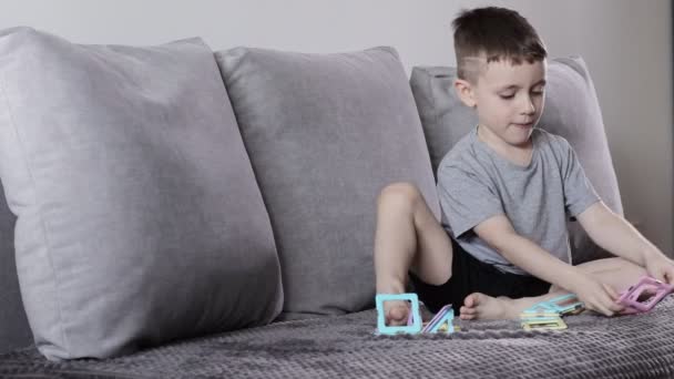 磁気コンストラクタを持つ小さな男の子のゲーム 創造性開発 磁気コンストラクタ — ストック動画